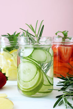 rinfrescante acqua con lime e cetriolo in vasetti di vetro