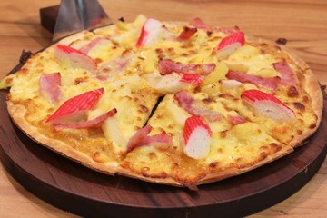  Hot fresh italian pizza in restaurant