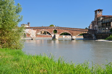 Obraz premium Ponte Pietra on river Adige, ancient roman bridge in the old town of Verona, Italy 