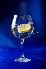 lemon slice thrown into a glass of water