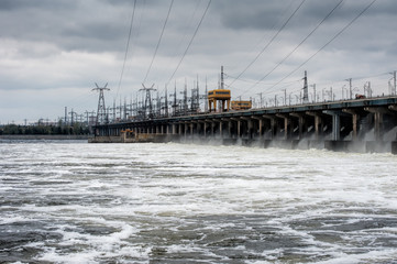 Fototapeta na wymiar Сброс воды на Волжской ГЭС