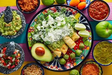 Fotobehang Gerechten Groene enchiladas Mexicaans eten met guacamole