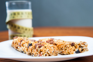 muesli breakfast / healthy breakfast of milk and cereal bar