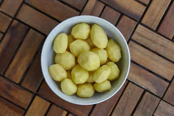 Kartoffeln roh in einer Schale