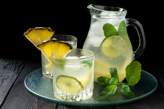 Pineapple lemonade with lime and mint