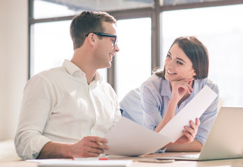 Obraz premium Positive colleagues working in the office 