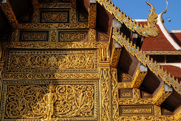 Fototapeta premium Thai temple with Thai art 