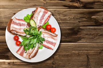 Bacon with herbs and tomatoes