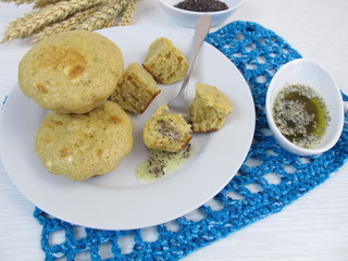 Pancakes aus der Muffinform mit Mohnbutter