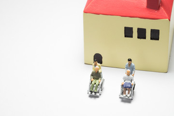 車椅子に座る老夫婦