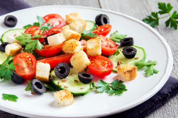 Vegetable salad with croutons