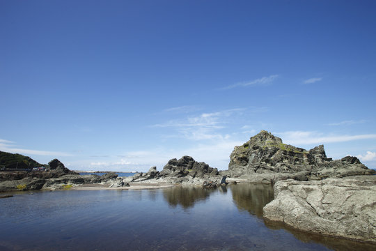 千畳敷海岸 

1792年（寛政4年）の地震により隆起して出来た岩床の海岸です