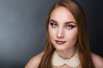 Naklejka premium collar of pearls on woman