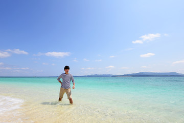 Fototapeta na wymiar 沖縄の海でくつろぐ男性