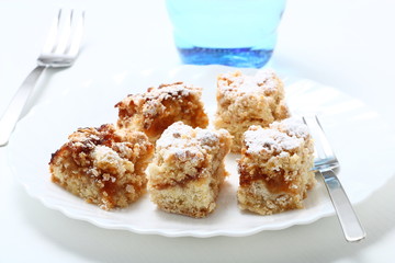 Piatto con fette di torta