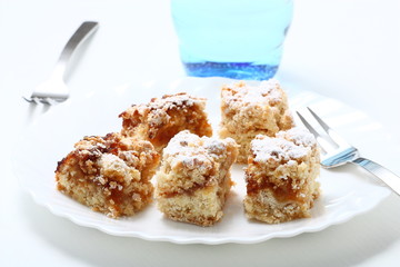 Piatto con fette di torta