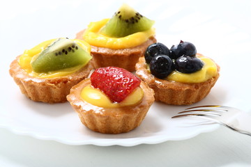 Piccola pasticceria con crema e frutta