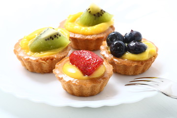 Piccola pasticceria con crema e frutta