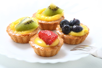 Piccola pasticceria con crema e frutta
