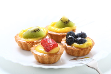 Piccola pasticceria con crema e frutta