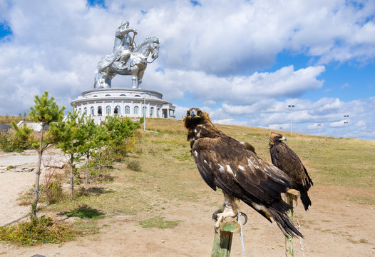 Aigles devant une Statue de Gengis Khan en Mongolie