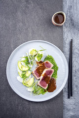 Thunfisch Tataki mit Gemüse und Obst
