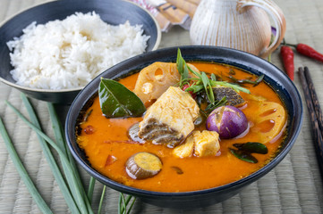Tom Yam Pla in Schale