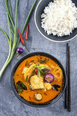 Tom Yam Pla in Schale