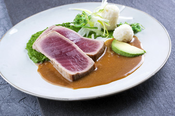 Thunfisch Tataki mit Gemüse und Obst in Chilisauce
