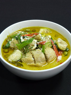 authentic thai food - kaeng kiaw wan gai - thai green curry with chicken