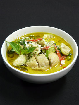  authentic thai food - kaeng kiaw wan gai - thai green curry with chicken