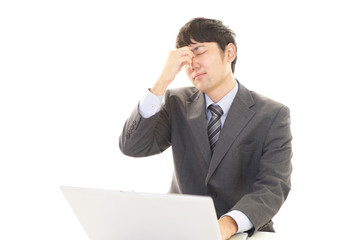 疲れた表情のビジネスマン
