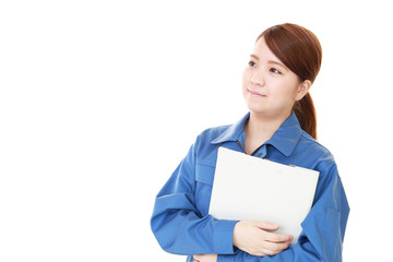 微笑む女性作業員