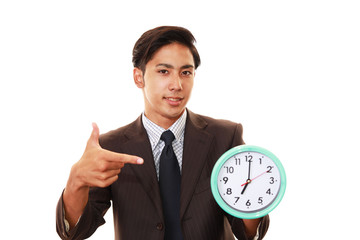 時計を持つ笑顔のビジネスマン