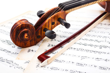 Naklejka premium Close view of violin scroll and bow