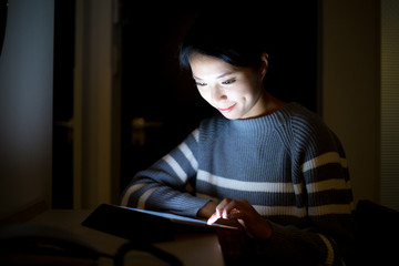 Naklejka premium Woman use of tablet pc