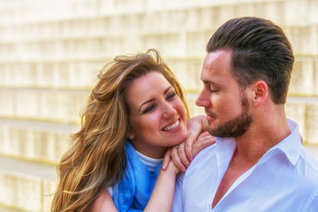 Zwei verliebte junge Menschen genießen die Zeit zusammen