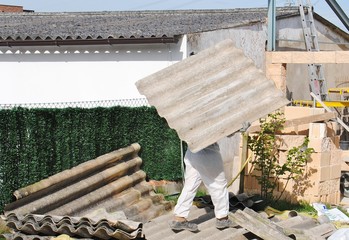 Trabajador retira vertido de amianto 