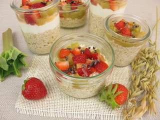 Overnight-Oats mit Quark, Rhabarber, Erdbeeren und Kakao-Nibs