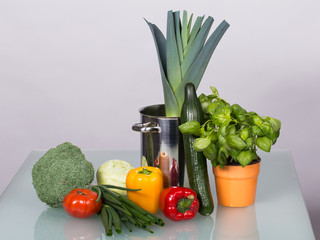 Verschiedene Gemüsesorten auf einem Glastisch