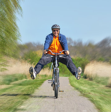 sportlicher Senior fährt Fahrrad, outdoor Aktivitäten im Freien