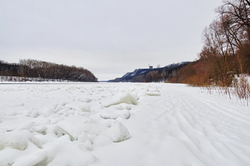 Obraz premium Ice on the river in the winter under the snow