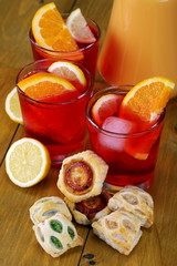 Aperitivo con salatini e succo d'arancia