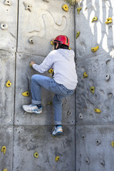 niño escalando una pared 