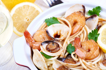 Spaghetti with prawns and clams
