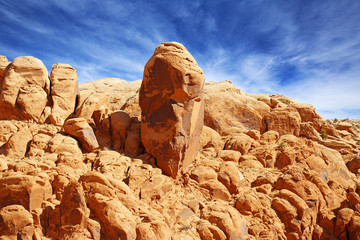 Fototapeta na wymiar rock balanced on an orange sandstone cliff