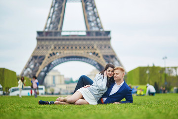 Fototapeta na wymiar Romantic couple in Paris near the Eiffel tower