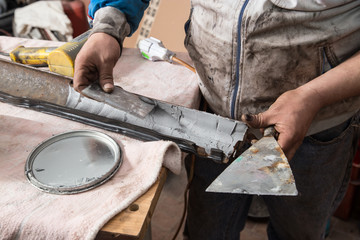 Meccanico in laboratorio di restauro