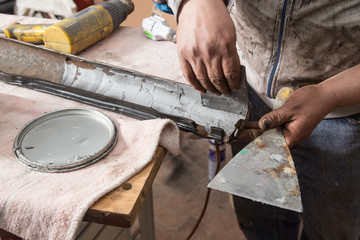 Meccanico in laboratorio di restauro