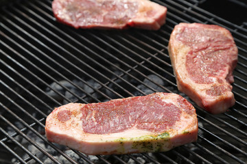 rohe Rumpsteaks auf dem Grill
